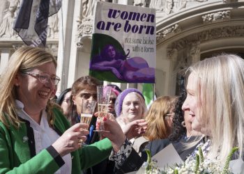 UK Vrhovni sud pravila o definiciji ‘žene’ – RT World News