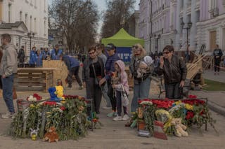 Ljudi se postavljaju na improviziranom spomen -obilježju za Sumy Attack