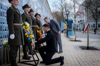 Predsjednik Volodymyr Zelensky i premijer Belgije Bart de Wever prisustvovali su ceremoniji polaganja vijenaca na zidu sjećanja palih braniča Ukrajine u Kijevu.