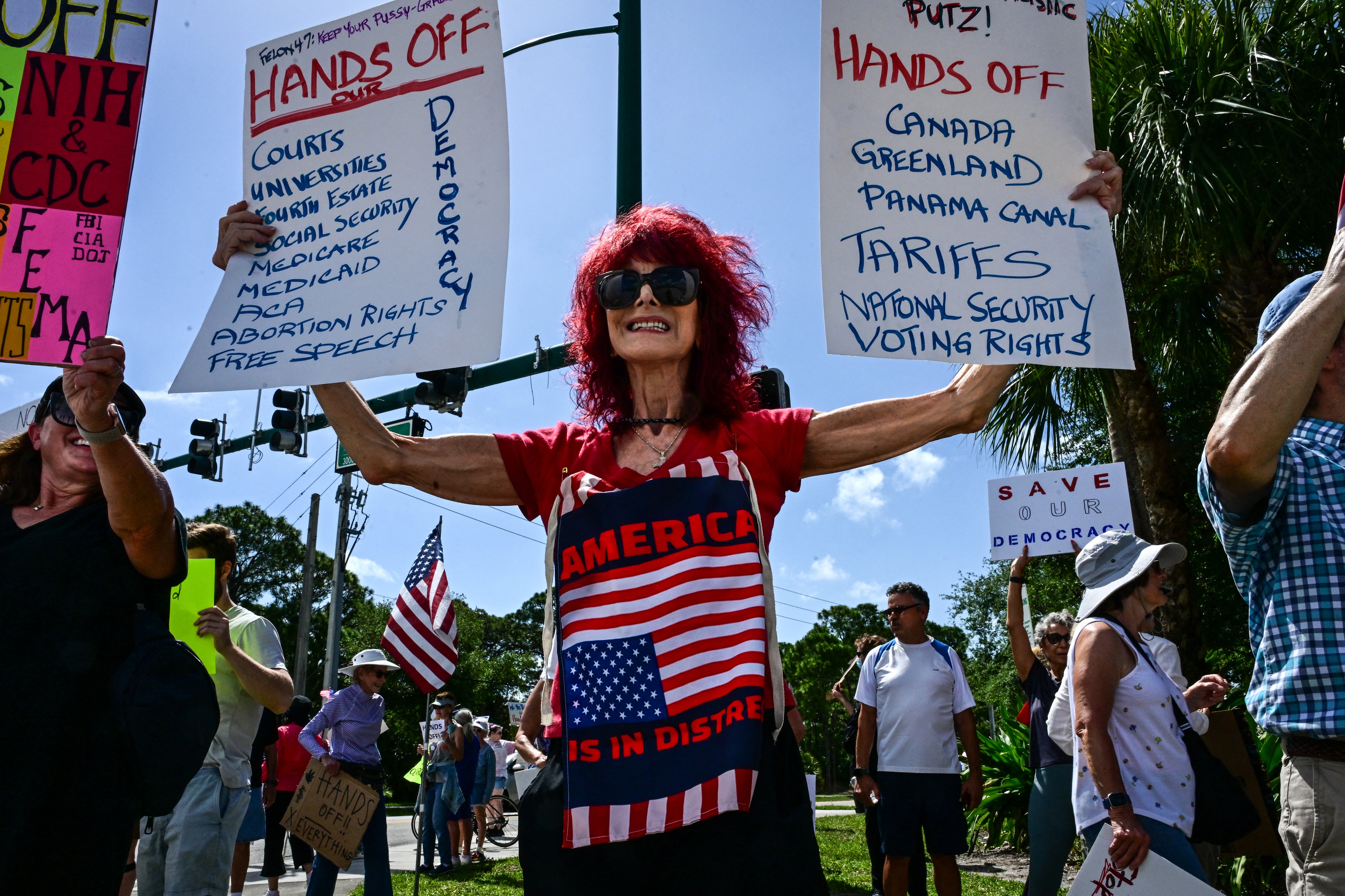 Demonstranti su se okupili u West Palm Beachu na Floridi u znak protesta protiv Trumpa dok je predsjednik golf u subotu u subotu