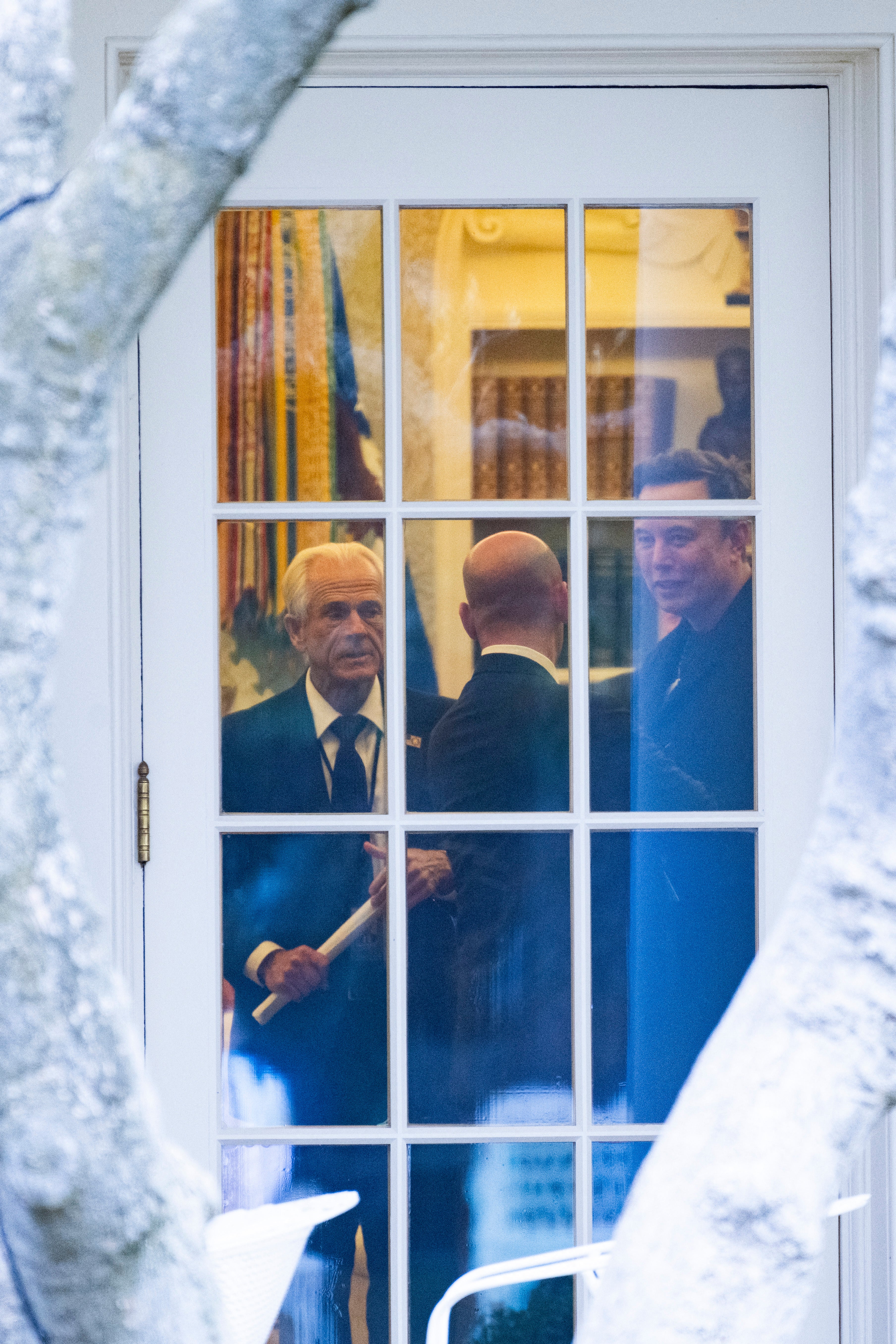 Peter Navarro, lijevo, i Elon Musk, desno, s Stephenom Millerom u Bijeloj kući