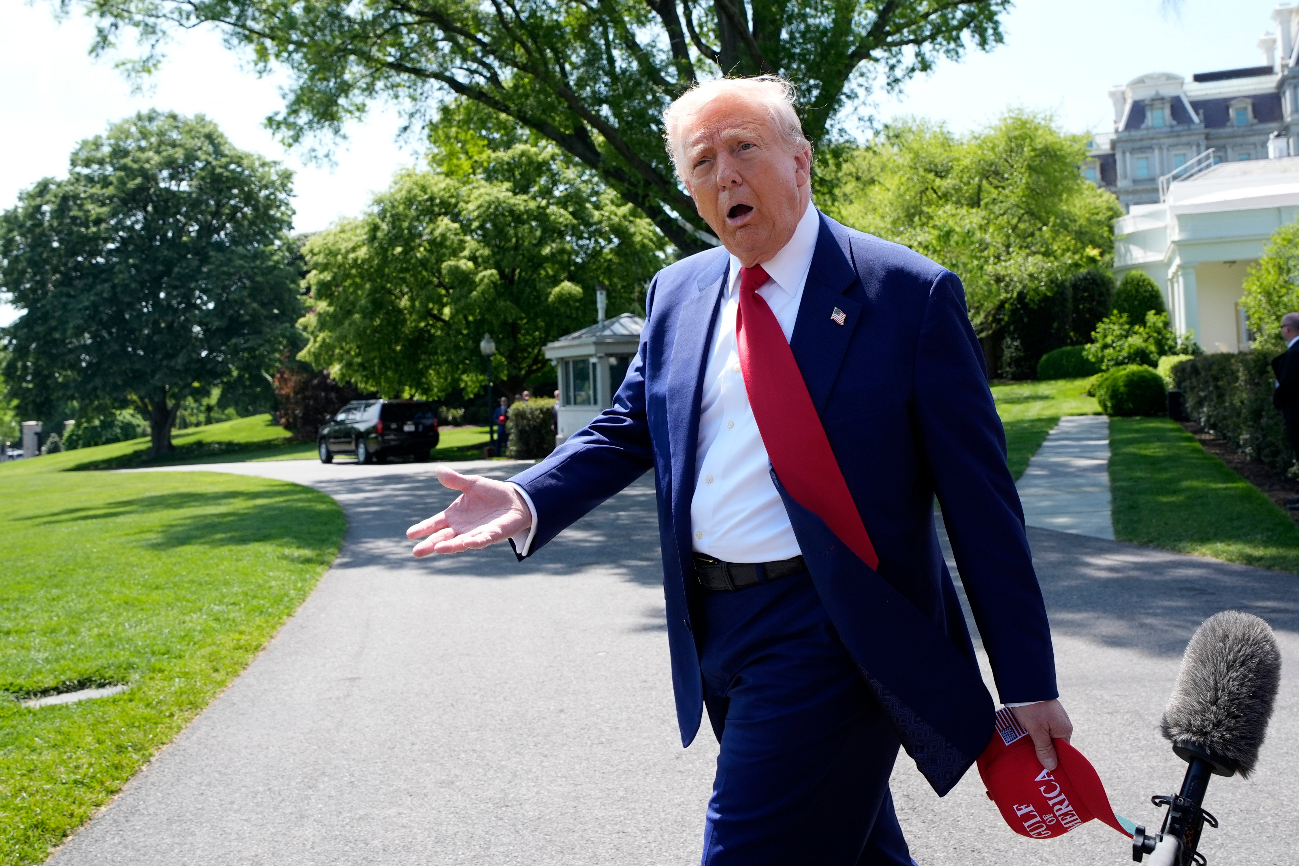 Trump se našalio da bi 
