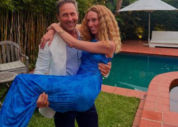 Udala se na prvi pogled zvijezda Belinda Vickers slavi svoj angažman u ‘Braniteljski kršitelj’ Beau Hayden Burbank s raskošnom zabavom u Melbourneu