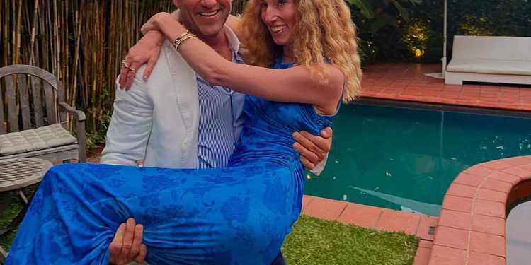 Udala se na prvi pogled zvijezda Belinda Vickers slavi svoj angažman u ‘Braniteljski kršitelj’ Beau Hayden Burbank s raskošnom zabavom u Melbourneu