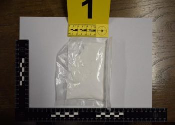 Uhićena vozačica iz čijeg je vozila tijekom vožnje izbačena droga, s njom bio i maloljetnik