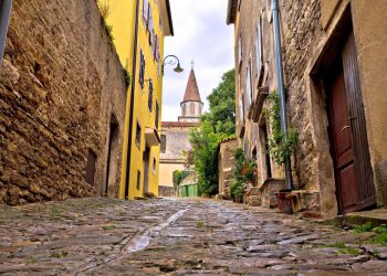 Uhićeni zbog sumnje na višegodišnje pogodovanje i pranje novca u Bujama