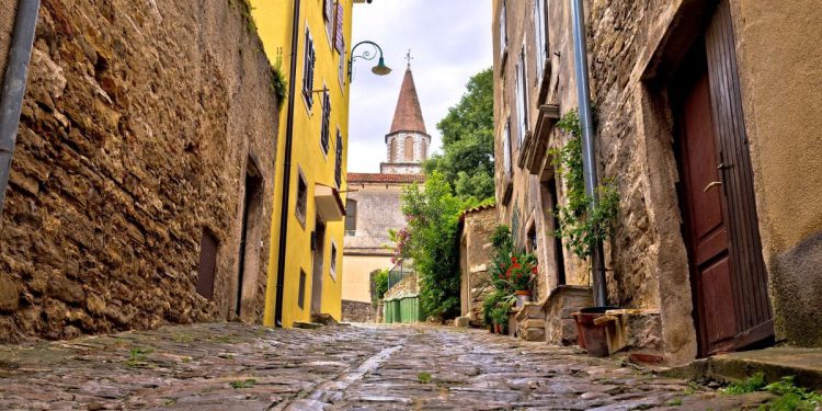 Uhićeni zbog sumnje na višegodišnje pogodovanje i pranje novca u Bujama
