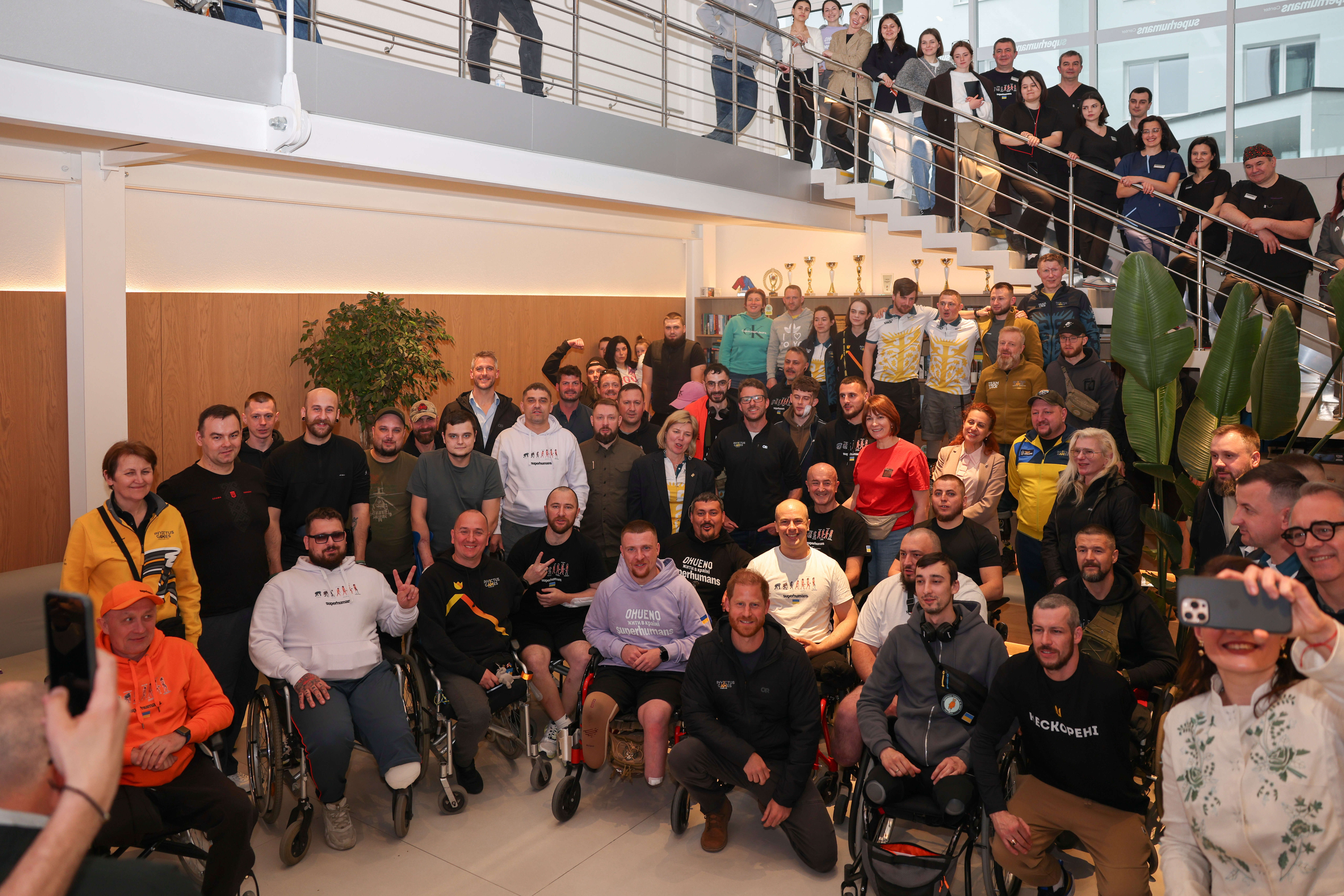 Princ Harry posjetio je Centar za nadljudstvo, ortopedsku kliniku u Lvivu koja liječi i rehabilitira ranjeno vojno osoblje i civile