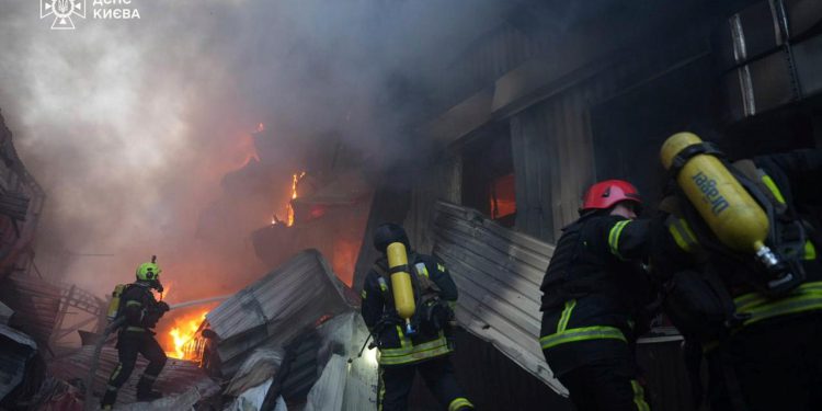 Ukrajina tuguje 19 mrtvih u Kryvyi Rih, dok su ruski raketni štrajkovi pogodili Kijev