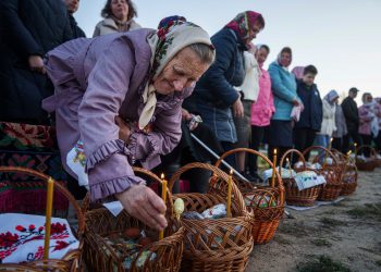 Ukrajinci se okupljaju kako bi označili Uskrsa dok Zelensky optužuje Rusiju da je razbio Putinovo “primirje”