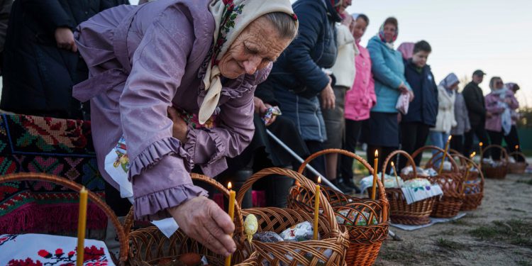 Ukrajinci se okupljaju kako bi označili Uskrsa dok Zelensky optužuje Rusiju da je razbio Putinovo “primirje”