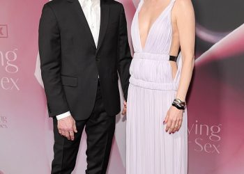 Umiranje za seksualnu zvijezdu Michelle Williams nosi racy haljinu i koketira sa suprugom na premijeri na crvenom tepihu