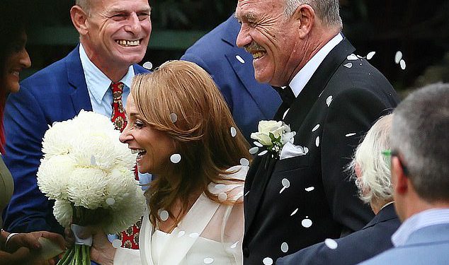 Unutar raskida 36-godišnjeg braka Wallyja Lewisa-kao bivša supruga Footy Icon i njihova djeca bojkotiraju njegovo zapanjujuće vjenčanje s novom ljubavlju