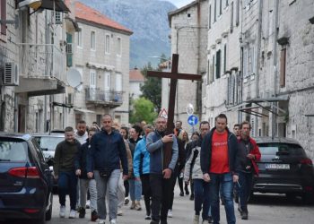 Usprkos južini veliki broj vjernika u molitvi na Putu križa kroz cijela Kaštela