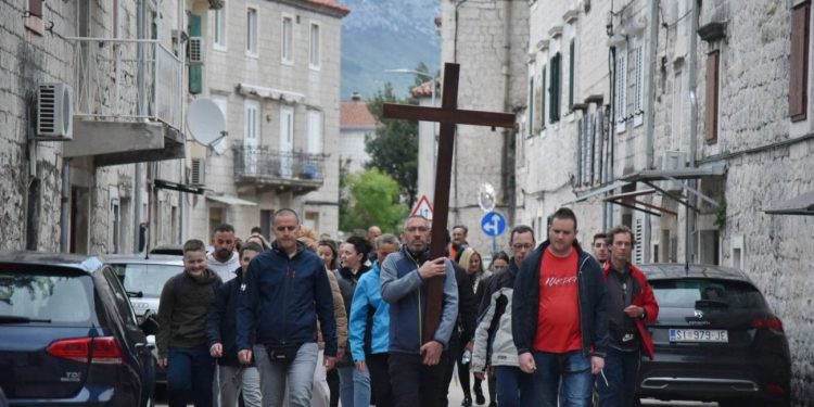 Usprkos južini veliki broj vjernika u molitvi na Putu križa kroz cijela Kaštela