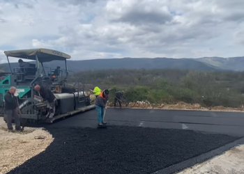 VIDEO Asfaltiranje dionice puta Željuša – Podgorani u Mostaru