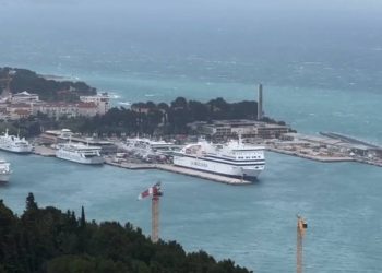 VIDEO Brodovi u splitskom portu, jugo na pučini