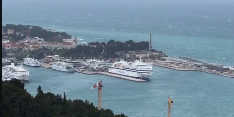 VIDEO Brodovi u splitskom portu, jugo na pučini