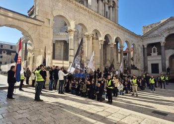VIDEO Molitelji na Peristilu molili za ‘čednost’ i prestanak pobačaja