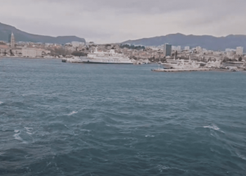 VIDEO Pogledajte snimku uplovljavanja trajekta u Split po snažnom jugu