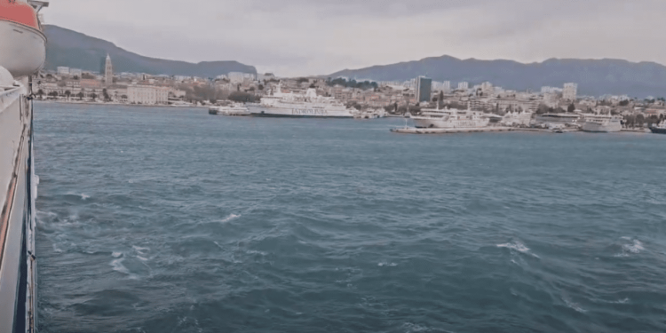 VIDEO Pogledajte snimku uplovljavanja trajekta u Split po snažnom jugu