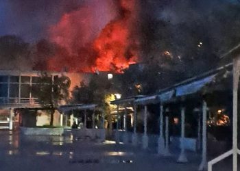 VIDEO Požar na popularnoj splitskoj plaži, izgorjeli kontejneri