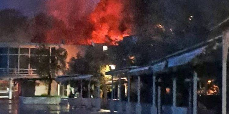 VIDEO Požar na popularnoj splitskoj plaži, izgorjeli kontejneri