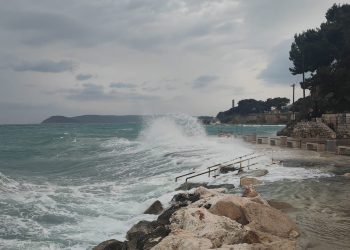 VIDEO Udara jako jugo, valovi potopili Zentu