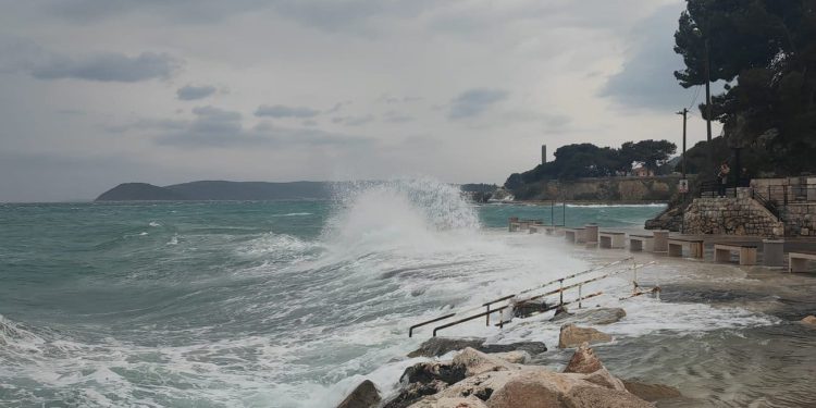 VIDEO Udara jako jugo, valovi potopili Zentu