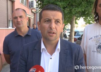 VIDEO Vukanović prozvao Dodika, vlast i kriminalce za paljenje auta, prijetnje i smrt majke