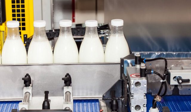 VLADA IM DUGUJE POTICAJE Proizvođači mlijeka najavili blokade graničnih prijelaza