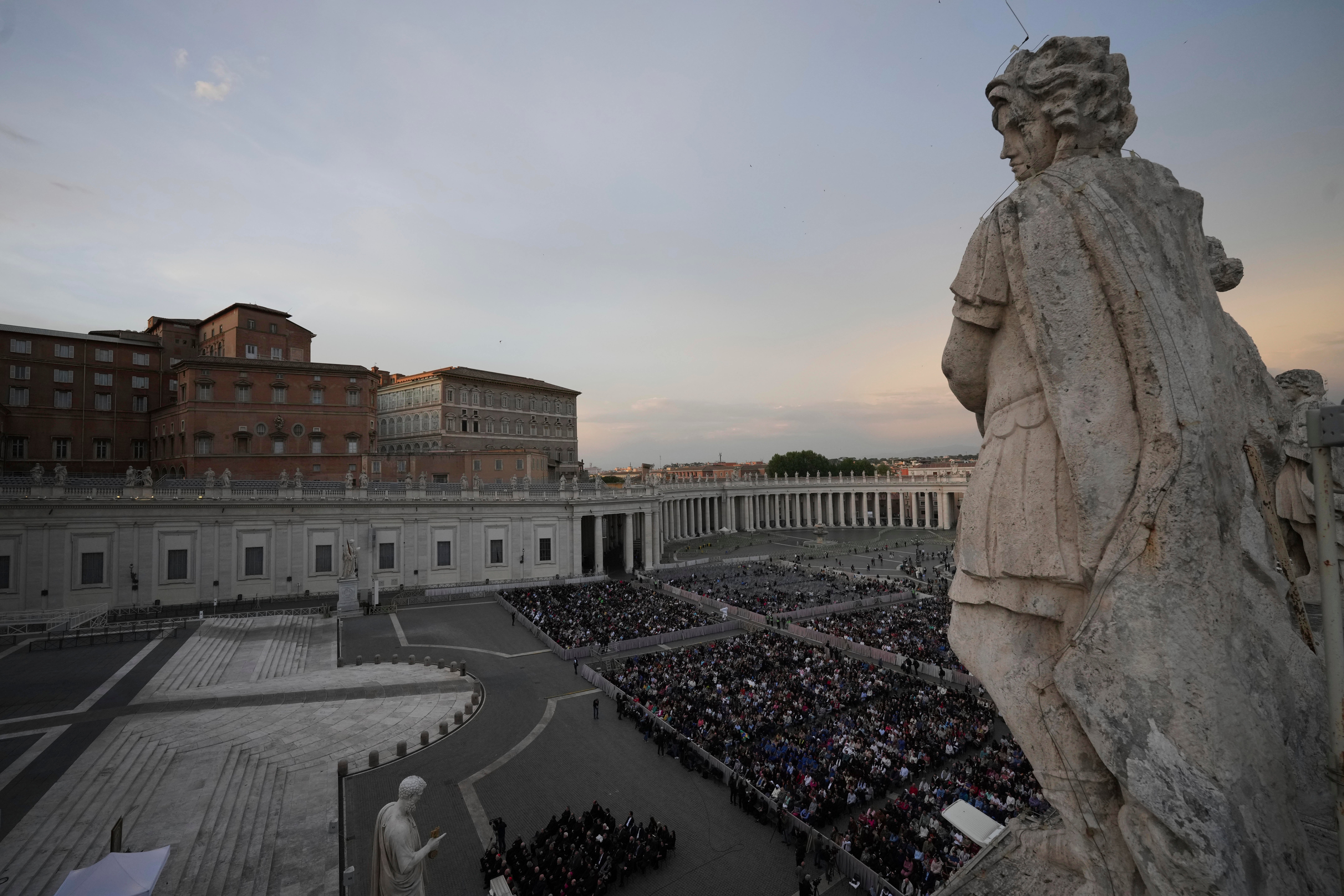 Vjerni se okupljaju za molitvu krunice nakon smrti pape Franje