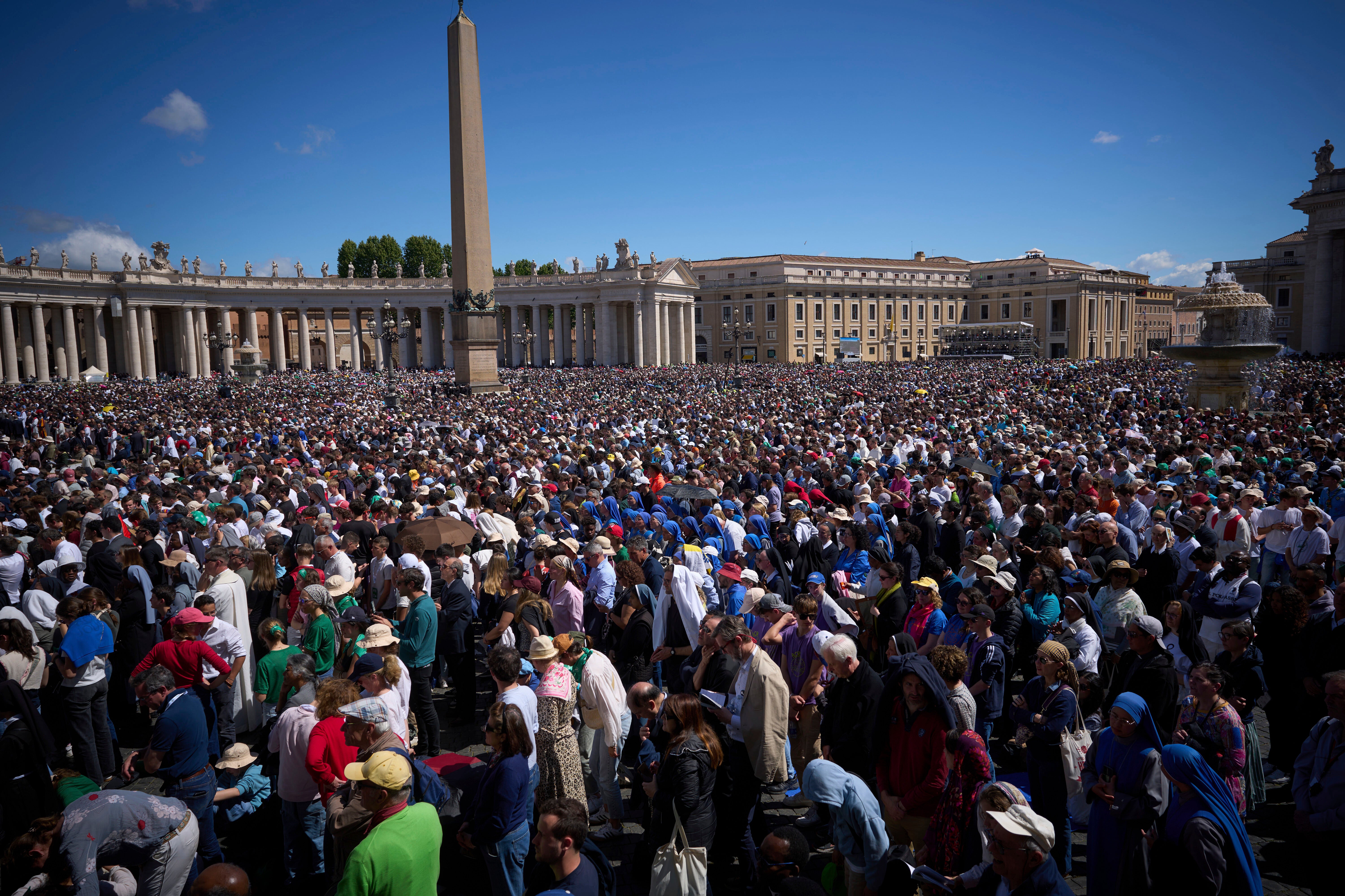 Stotine tisuća okupile su se za pogrebnu masu na trgu svetog Petra