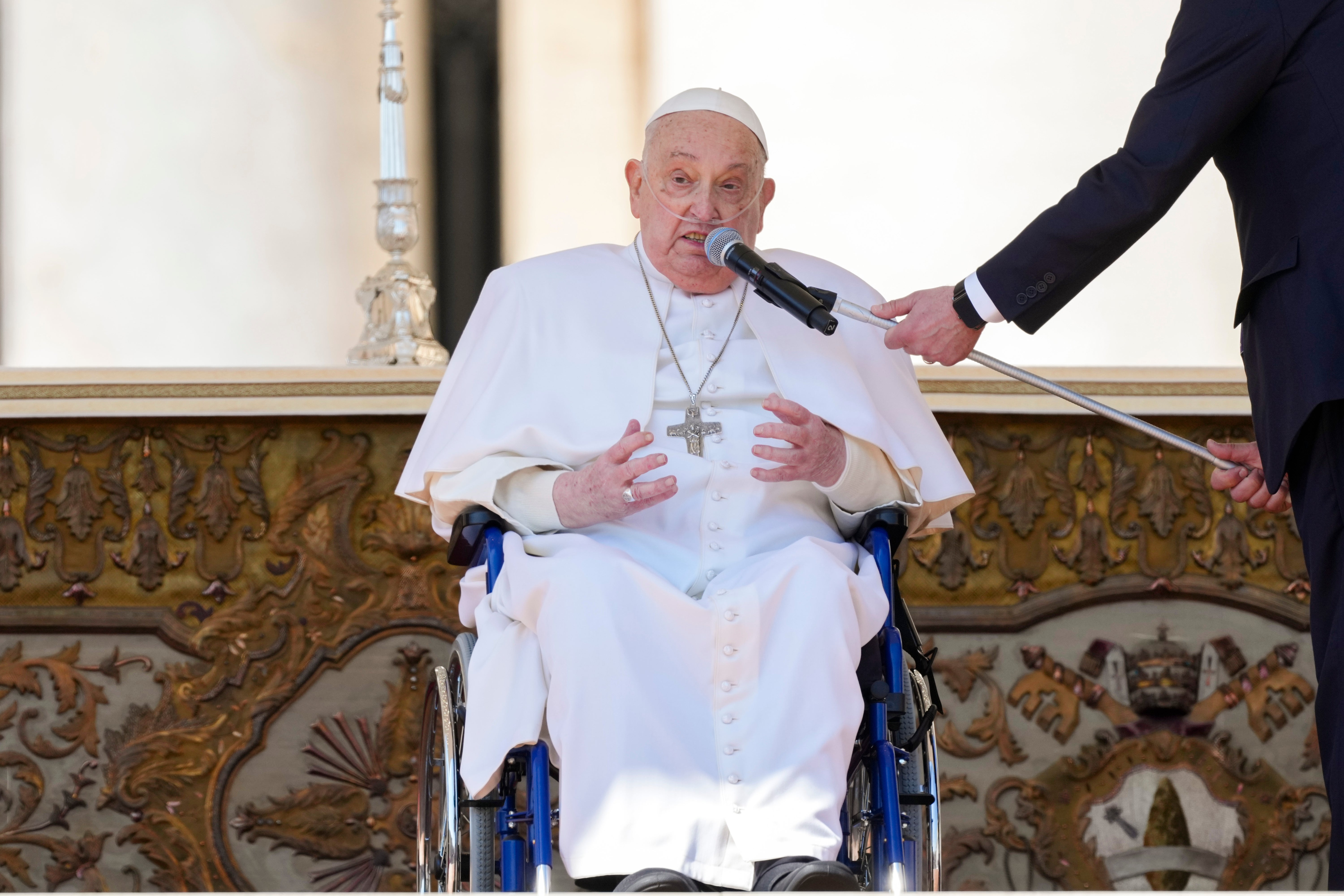 Papa se pojavio na pozornici u invalidskim kolicima i mahnuo do gužve prije nego što je govorio