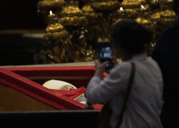 Vatikan traži od ožalošćenih da prestanu uzimati selfije s papom Franje – RT World News