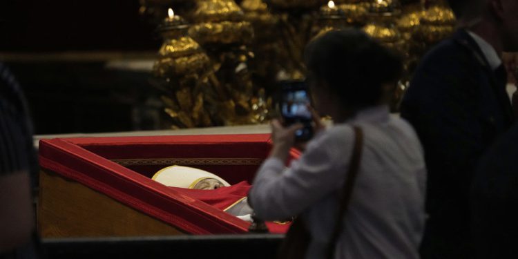 Vatikan traži od ožalošćenih da prestanu uzimati selfije s papom Franje – RT World News