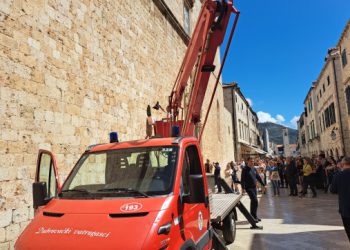 Vatrogasci intervenirali zbog roja pčela na Franjevačkom samostanu, poznato je gdje ‘sele’