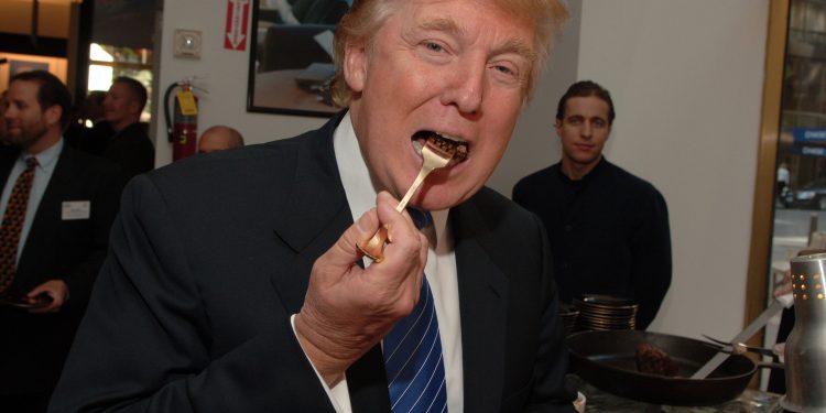 Večera s Donaldom Trumpom mogla bi koštati nešto više od 400 dolara, kaže tim koji stoji iza svog memecoina