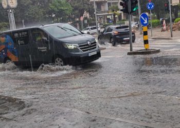 Velika količina kiše stvara probleme u prometu, vozači oprezno i pazite da ne okupate pješake (FOTO)
