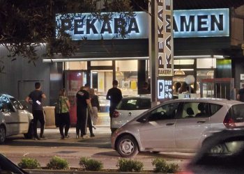 Velike gužve pred pekarnicama, obavljaju se zadnje “opskrbe” prije Praznika rada. Malo što će raditi, evo liste