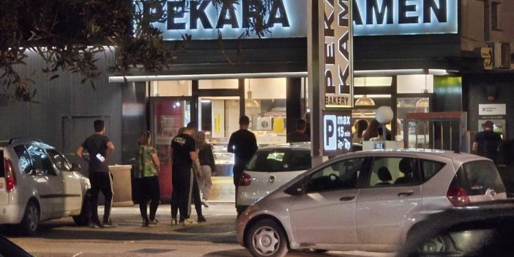 Velike gužve pred pekarnicama, obavljaju se zadnje “opskrbe” prije Praznika rada. Malo što će raditi, evo liste