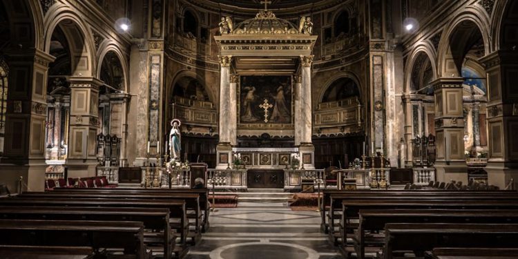 Veliki je petak dan kad Crkva Isusa prati do smrti na križu: Evo što bi vjernici trebali činiti