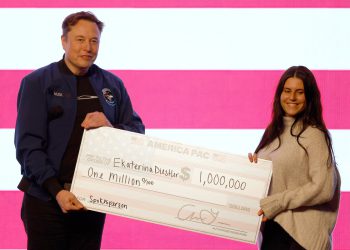 Video Scrubs Elona Muska sa ženom od milijun dolara rekavši da je plaćena za glasovanje