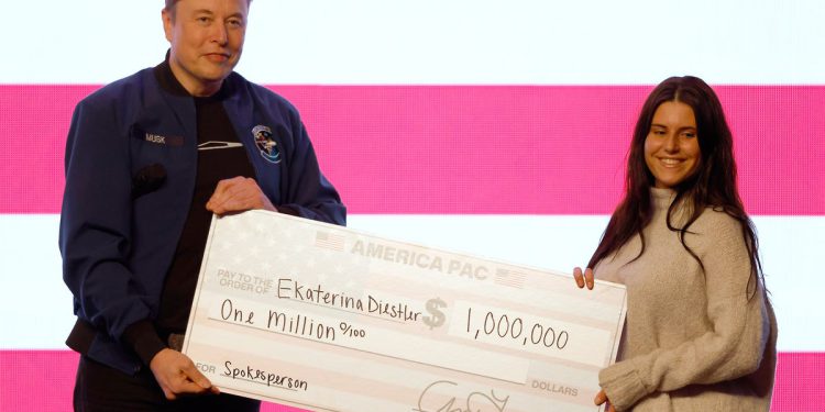 Video Scrubs Elona Muska sa ženom od milijun dolara rekavši da je plaćena za glasovanje