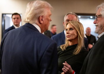 Video Trumpova navodno ‘snubbing’ glumica Cheryl Hines širi se poput divlje vatre, ali ne pokazuje punu sliku