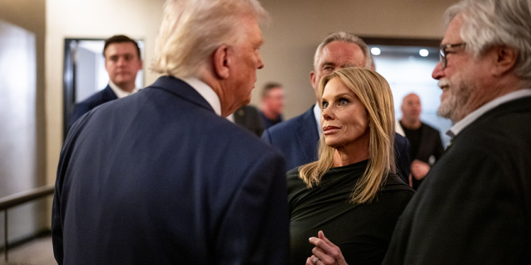 Video Trumpova navodno ‘snubbing’ glumica Cheryl Hines širi se poput divlje vatre, ali ne pokazuje punu sliku