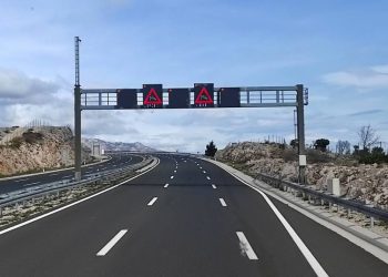 Vjetar sinoć prevrnuo kombi kod Karlobaga