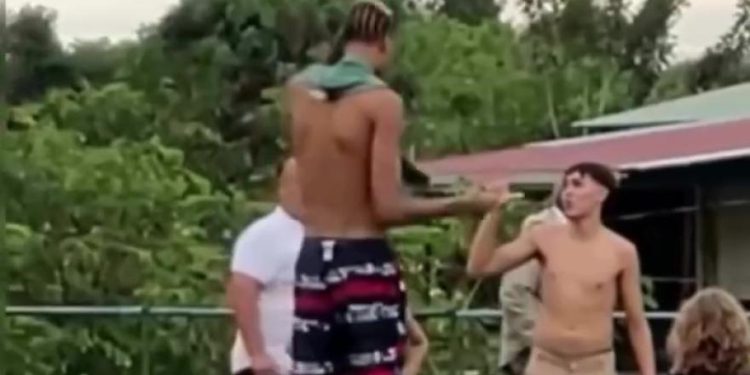 Wembanyama (221 cm) igra nogomet: jaz s protivnicima je nevjerojatan!