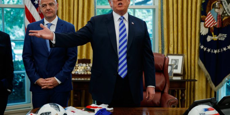 Wyden traži od službenika Trumpove administracije da preispitaju politike putovanja uoči Svjetskog kupa