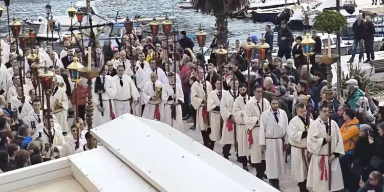 “ZA KRIŽEN” Procesija koja liječi duh, na Hvaru Veliki četvrtak čini još posebnijim!